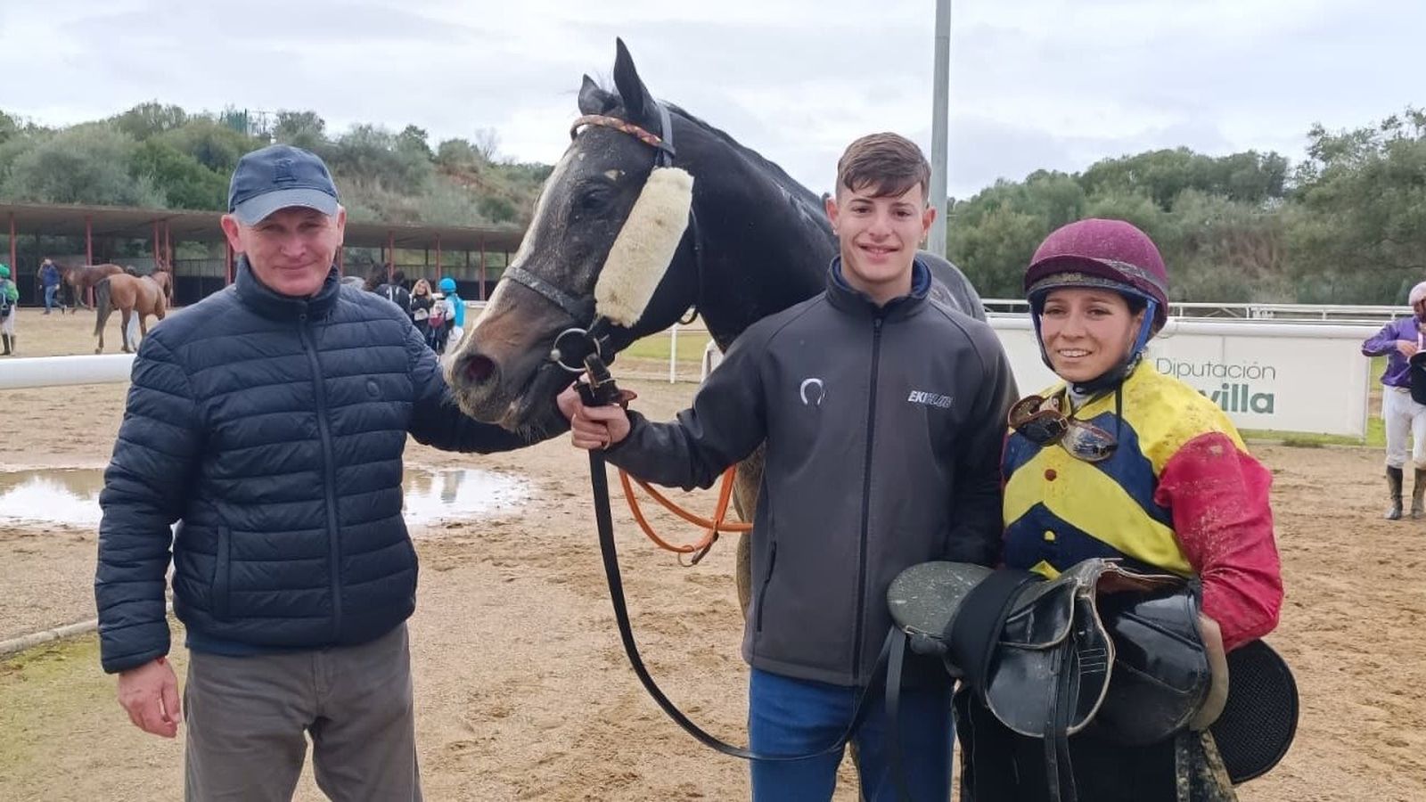 Sikorová posa con su caballo tras uno de sus triunfos de la jornada de este domingo.