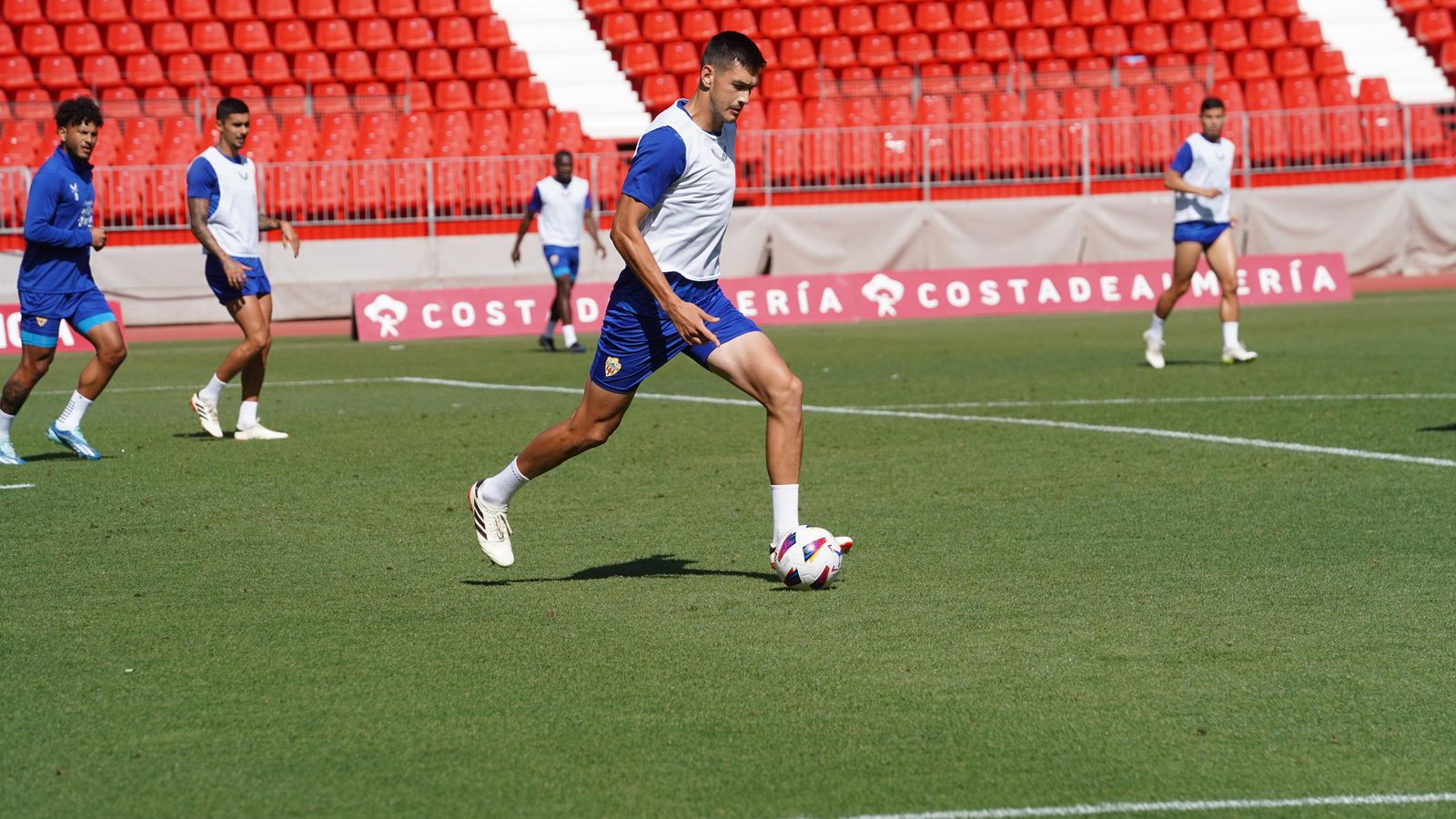 César Montes se ejercitó con normalidad después del golpe sufrido contra el Barcelona.