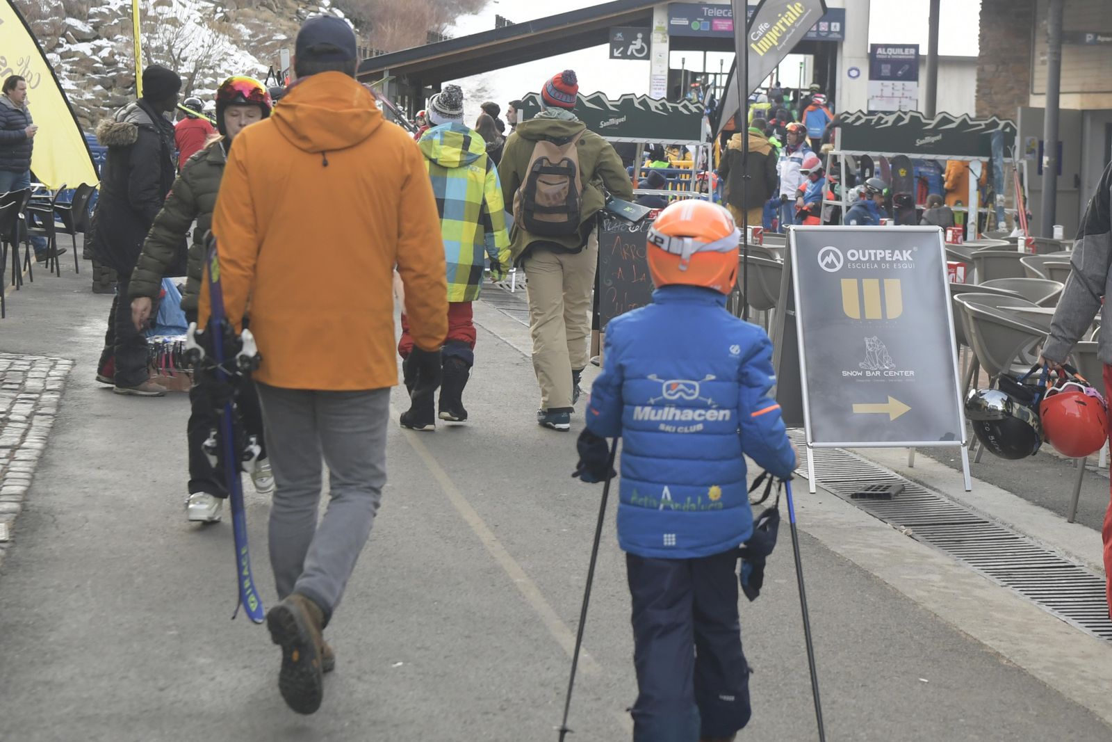 Un padre y su hijo caminan por Sierra Nevada .
