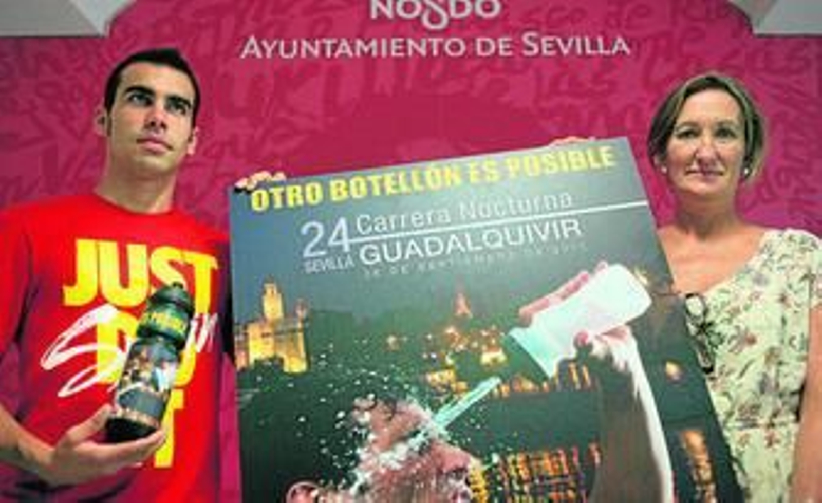 Kevin López y María del Mar Sánchez Estrella, delegada de Deportes, sostienen el cartel de la prueba.