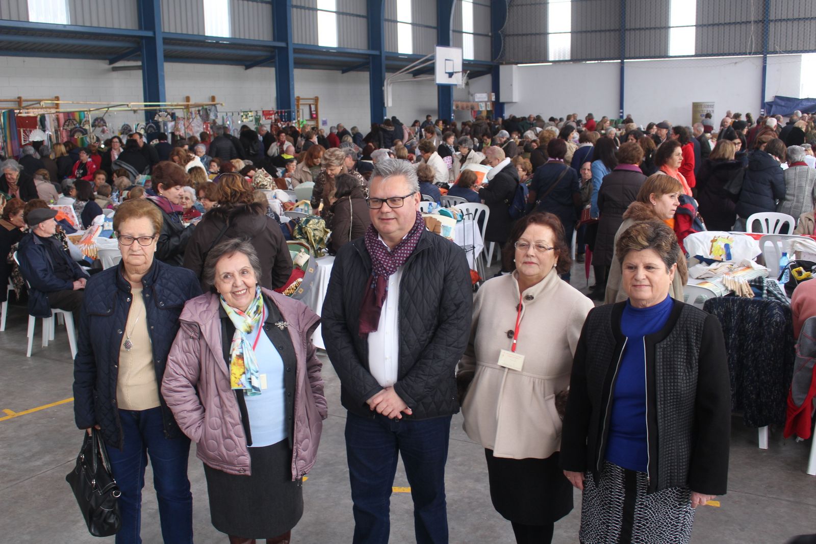 El alcalde, en el centro, con integrantes de la asociación de mujeres María Górriz