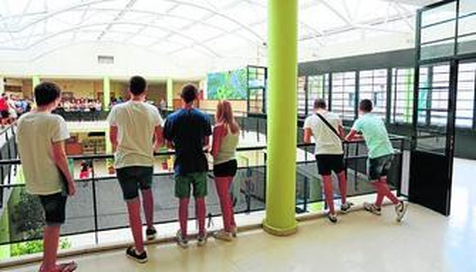 Alumnos en su vuelta a las aulas, ayer en el IES Ciudad Jardín.