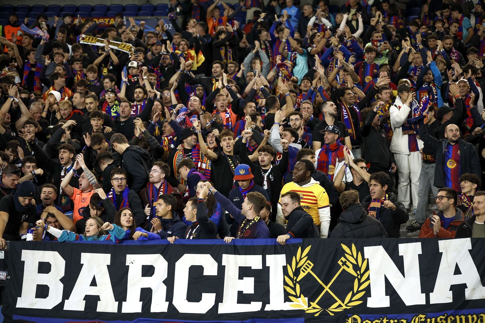바르셀로나 완패 PSG 원정경기에서 수많은 FC 바르셀로나 팬들이 관중석에서 응원하는 사진