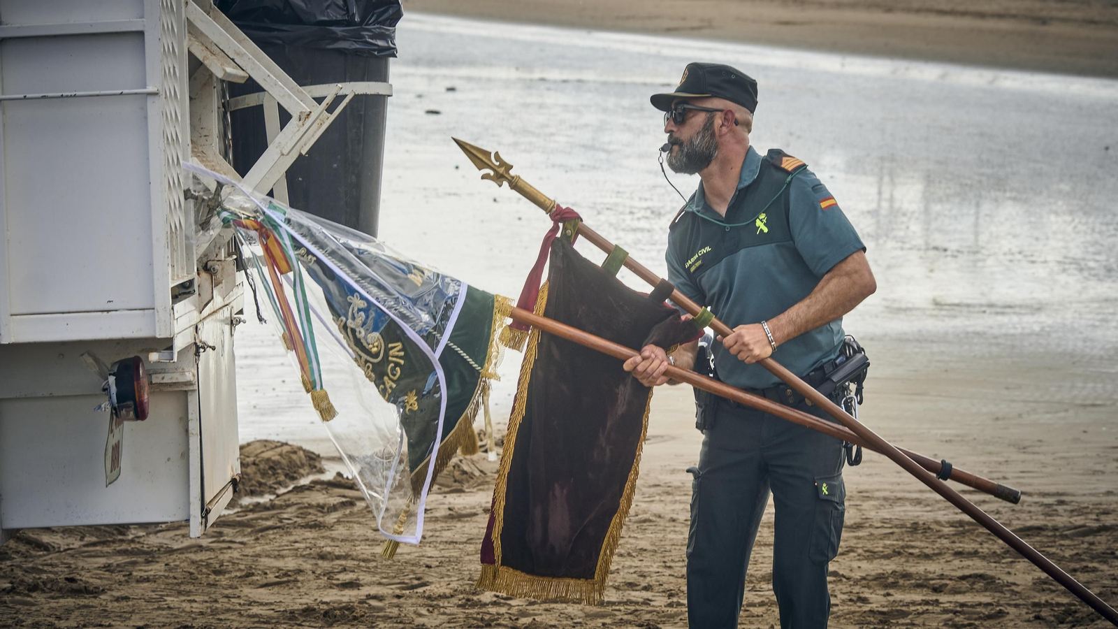 El embarque de las hermandes rocieras de Cádiz en Bajo de Guía