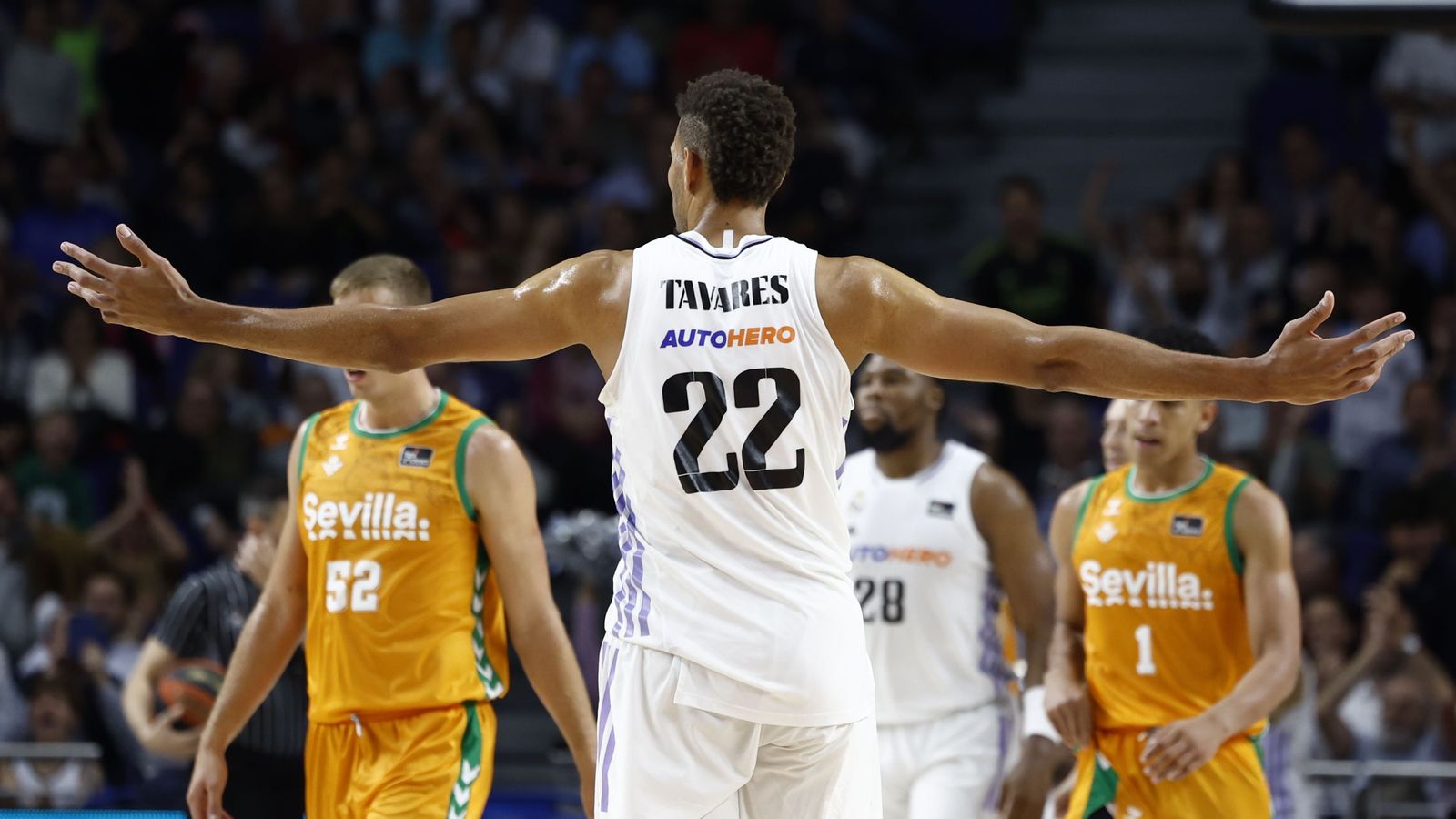 Tavares celebra una acción positiva para su equipo.