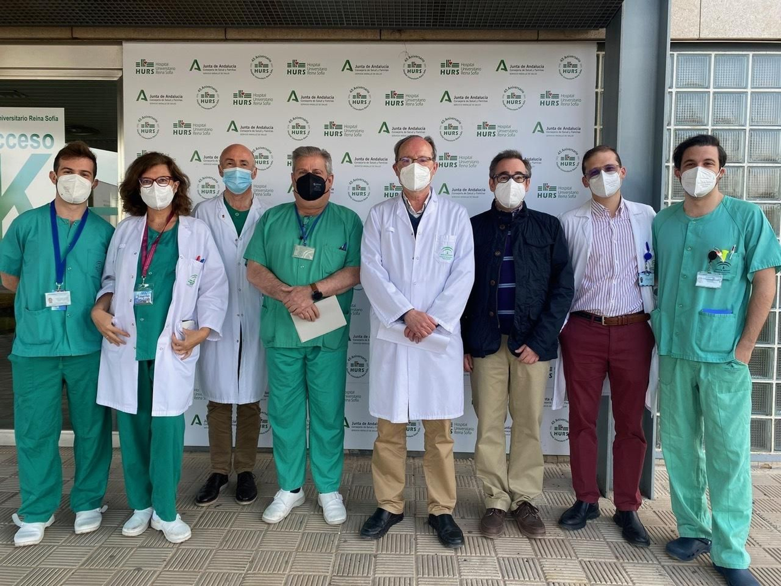 El equipo de investigadores en el Hospital Reina Sofía de Córdoba.