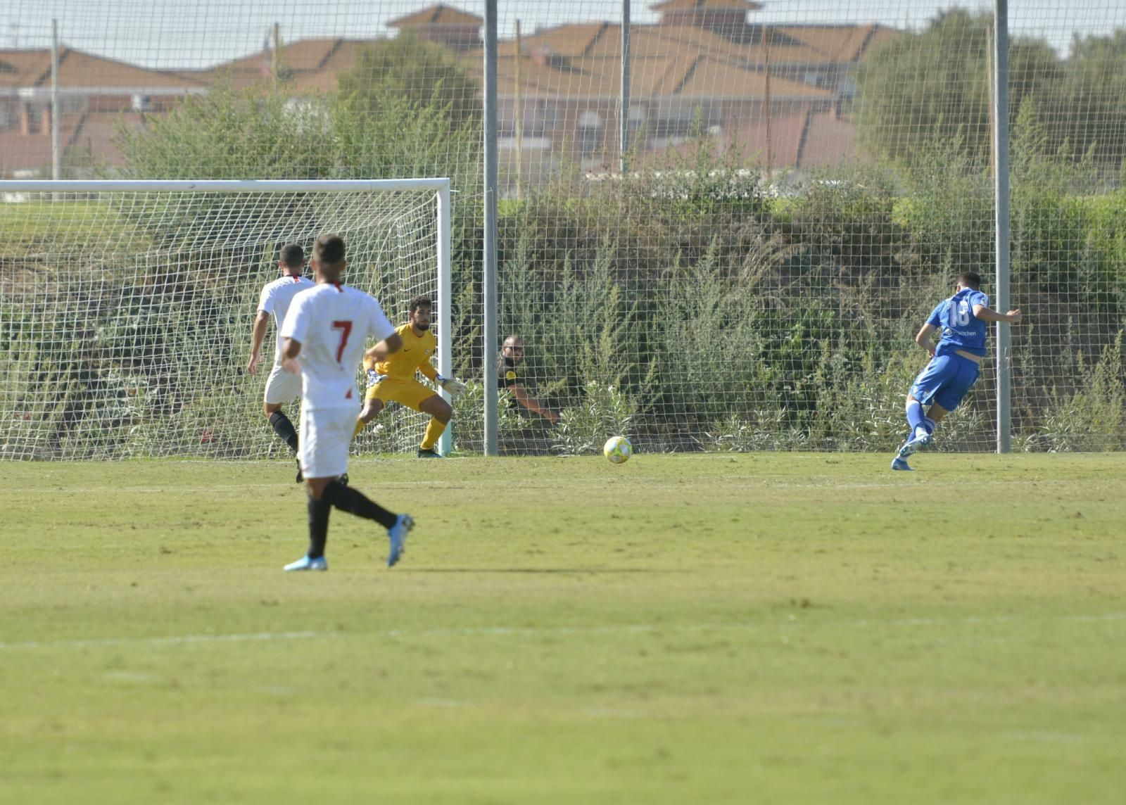 Brian, en el momento de anotar el 0-1 en la Ciudad Deportiva sevillista.