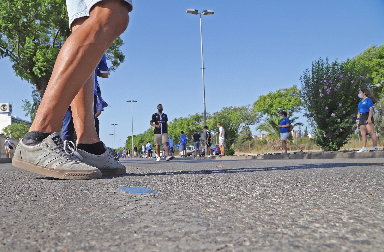 Los aficionados del Xerez DFC despiden al equipo en la salida hacia Marbella