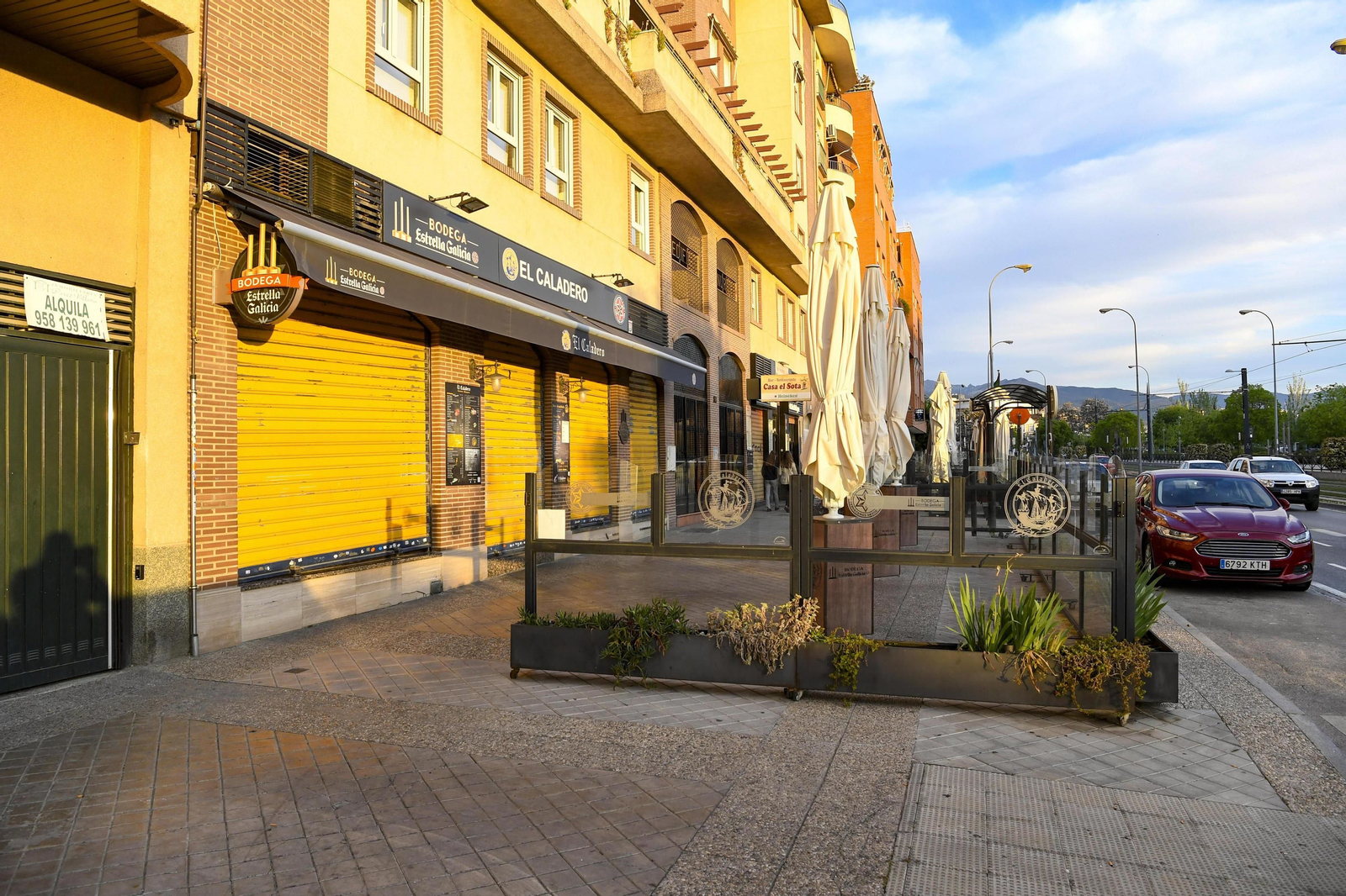Un bar de Granada capital cerrado poco después de las ocho de la tarde
