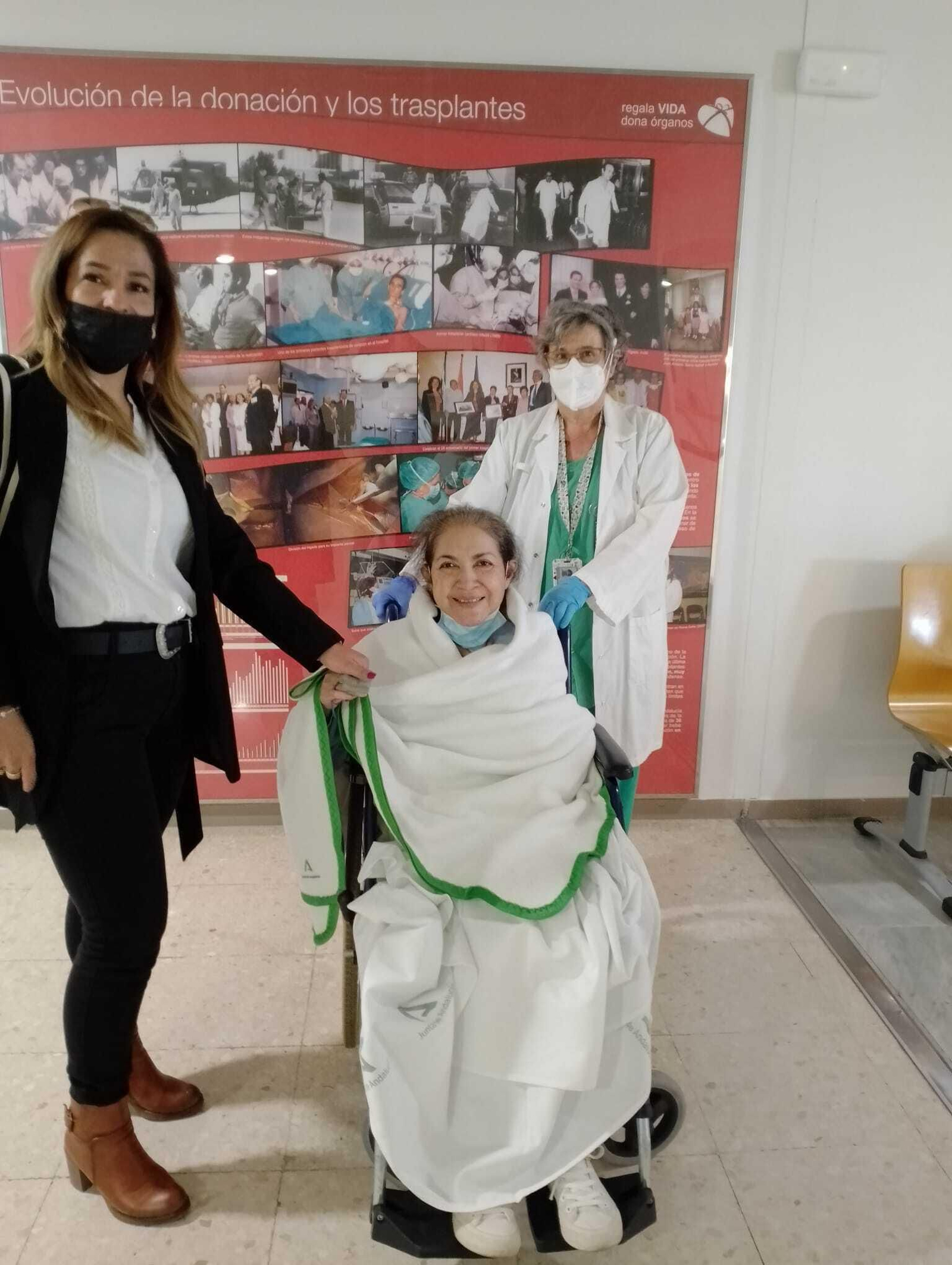 Maritza, con una amiga y la profesional del Reina Sofía que la ha sacado al exterior.