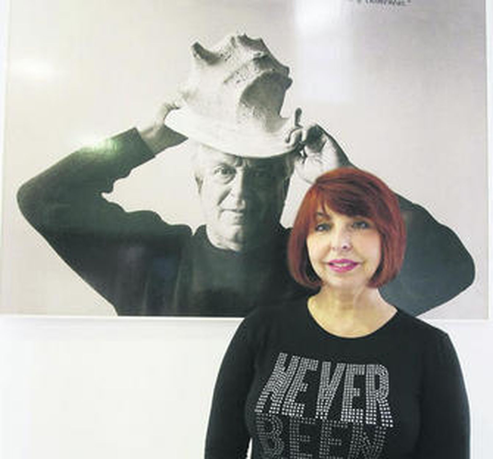 Mateo, junto a una imagen de Alberti en la fundación que lleva su nombre.