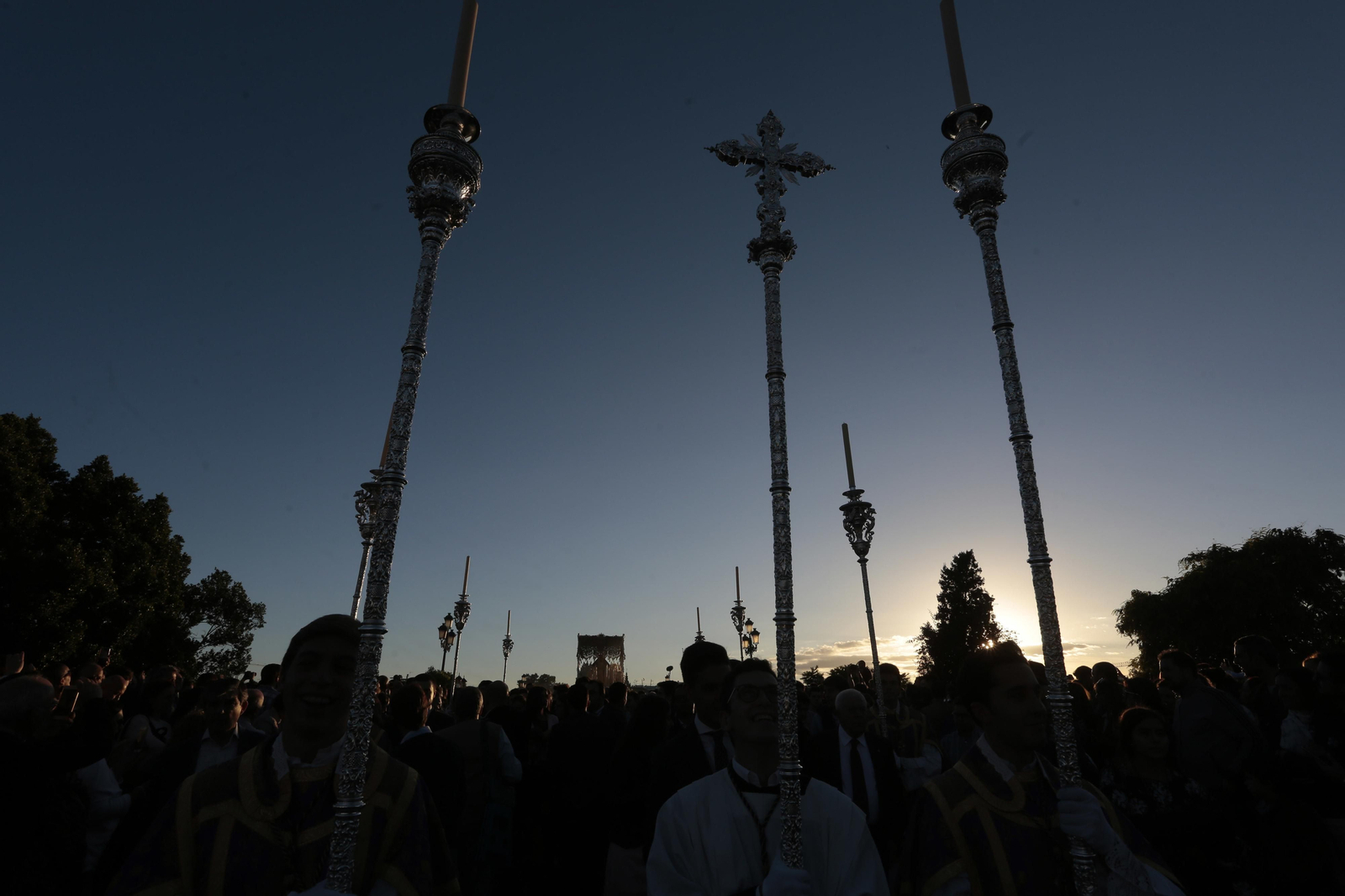 El traslado de la Esperanza de Triana, en imágenes