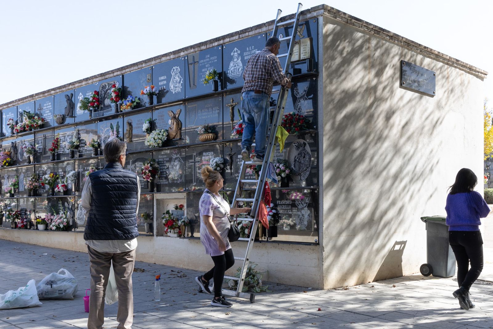 Día de Los Santos en el cementerio de San Fernando y San Eufrasio de Jaén, en imágenes