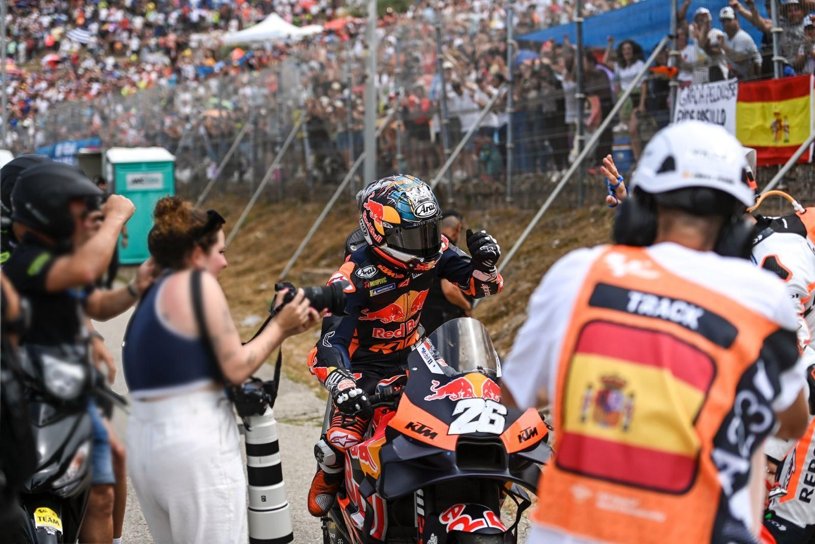 Dani Pedrosa, aclamado por los aficionados tras una de sus gestas en el GP de España en Jerez.