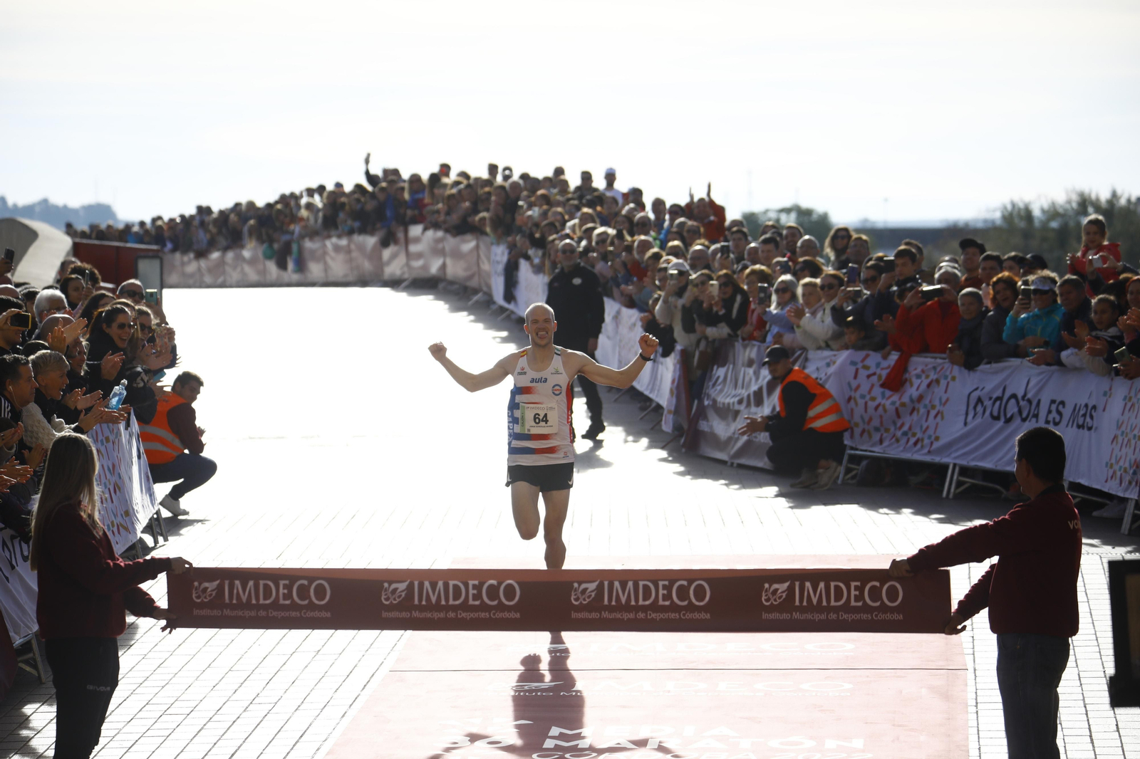 La gloria de cruzar la Puerta del Puente: imágenes de la meta de la 36 Media Maratón de Córdoba