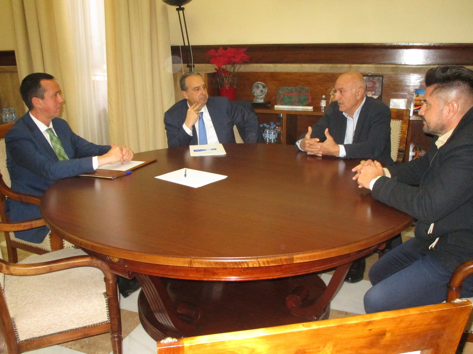 El presidente de ASOPROAL con el subdelegado del Gobierno y el jefe provincial de Tráfico