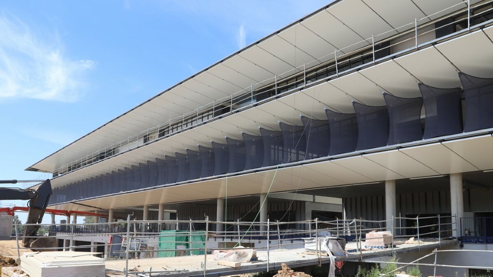 Fachada principal del nuevo campus Universidad Loyola en Dos Hermanas.