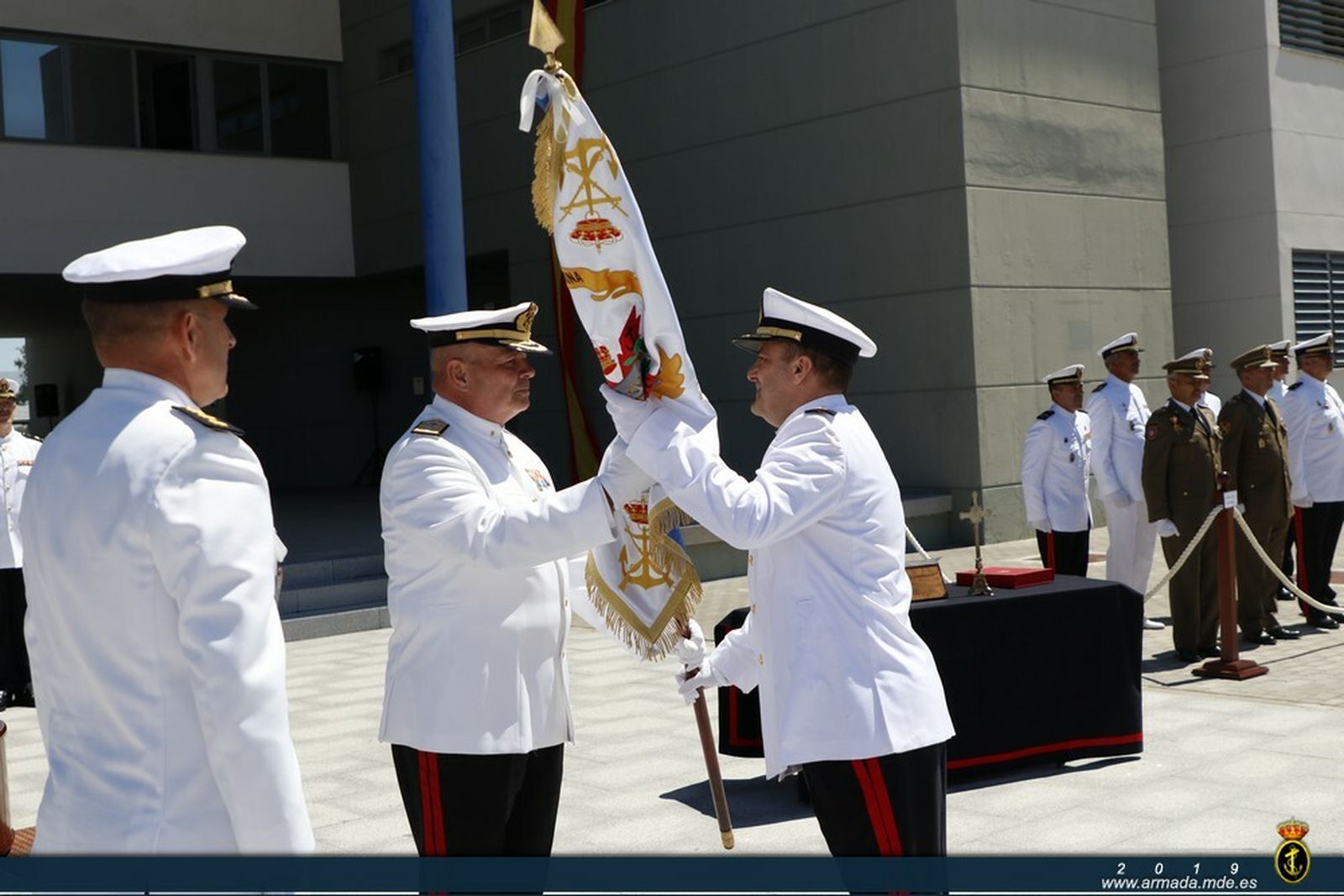 Simbólica entrega del guión al nuevo jefe del Estado Mayor de la Fuerza de Infantería de Marina.