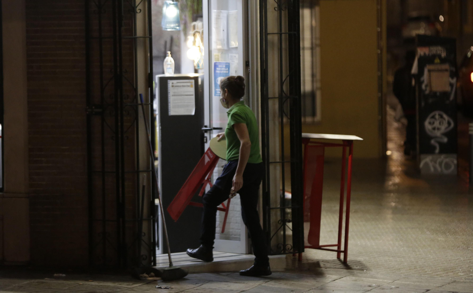 Los sevillanos cumplen el toque de queda