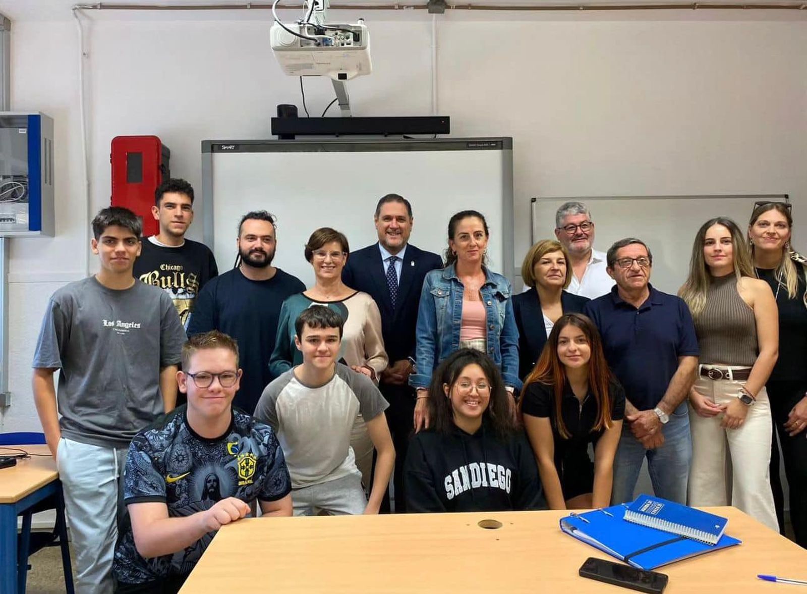 El delegado, el alcalde seronés y algunos estudiantes durante la inauguración del curso