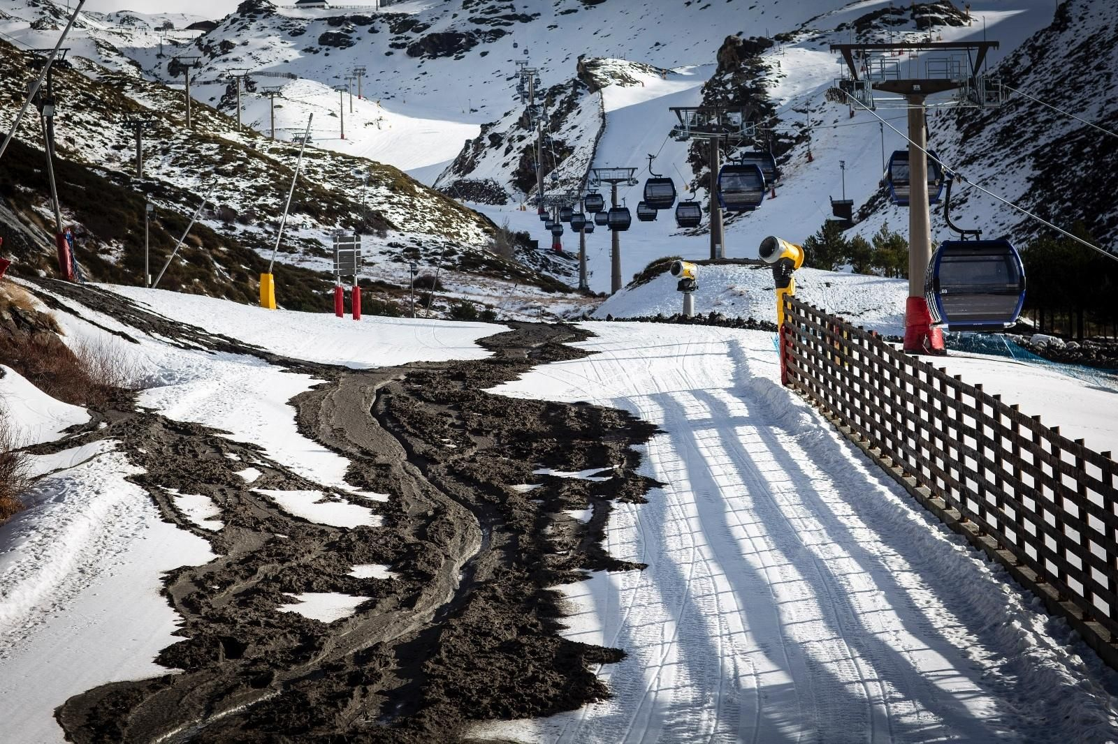 Fotogalería | La lengua de agua, nieve y barro que inunda Sierra Nevada