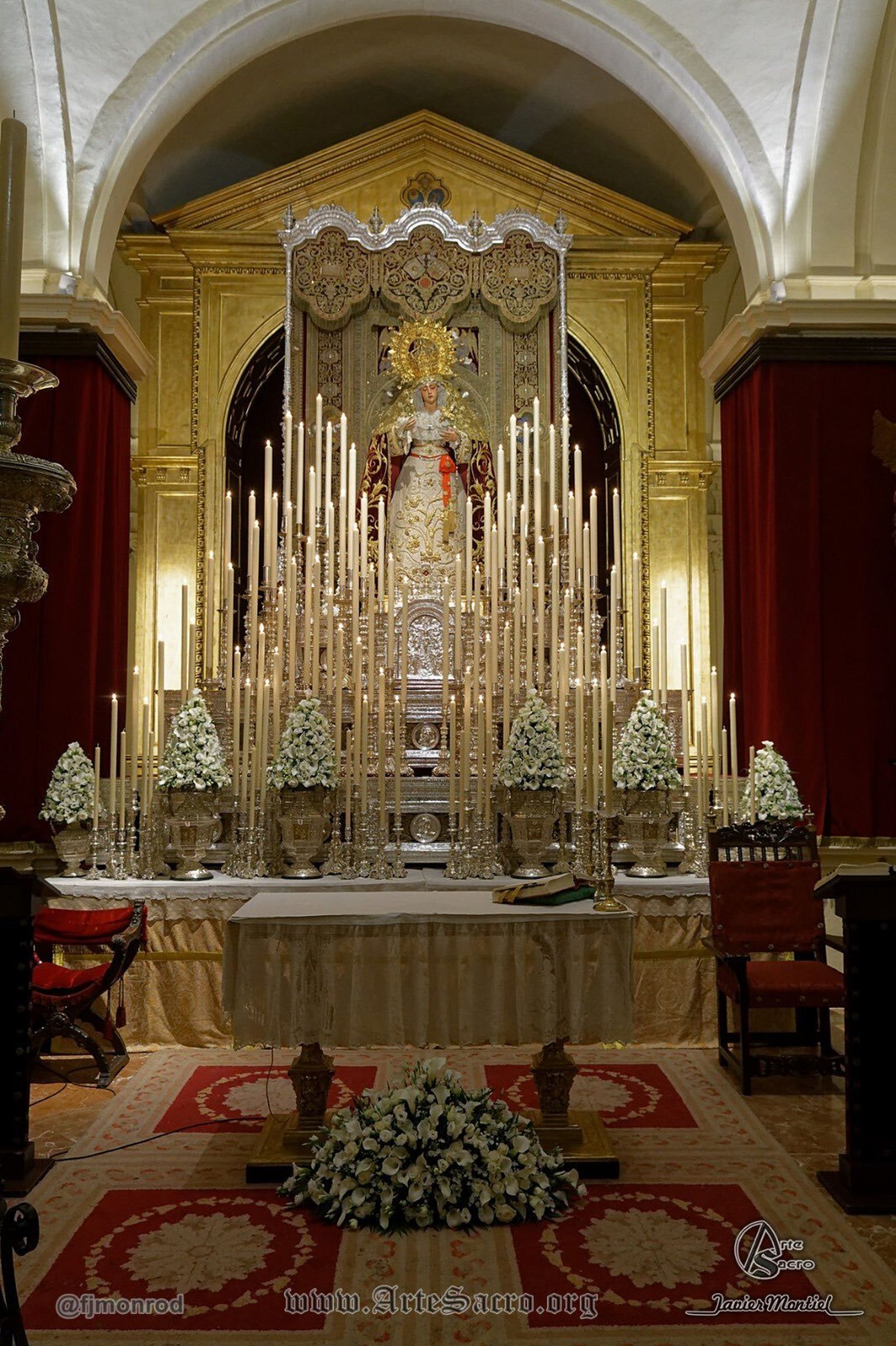 La Virgen de la Angustia en su altar
