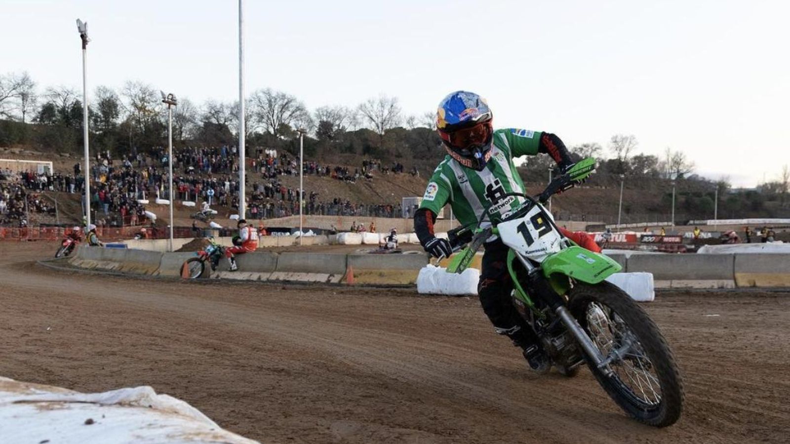 Rueda pilota en motocross con una camiseta del Betis.