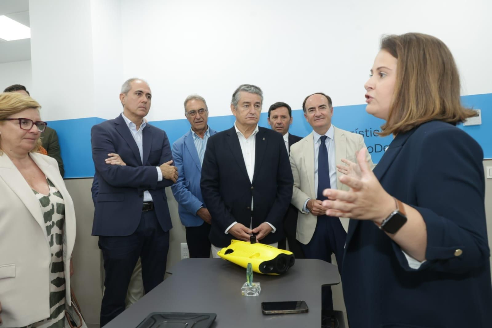 Camila Rodrigues, responsable de la startup EONSEA, presentado un dron subacuático Camila Rodrigues, responsable de la startup EONSEA, presentado un dron subacuático
