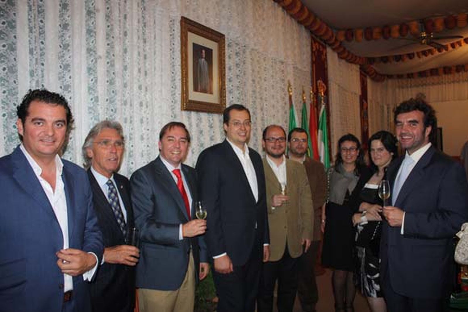 En la primera noche de Feria estuvieron entre otros José Manuel Soria, director del grupo Ximénez, los concejales Fernando Gago, Raúl Capdevila y Millán Alegre, Ana Isabel Rodrigues y su marido y Vladimiro  Feliz.

Foto: Fito Carreto