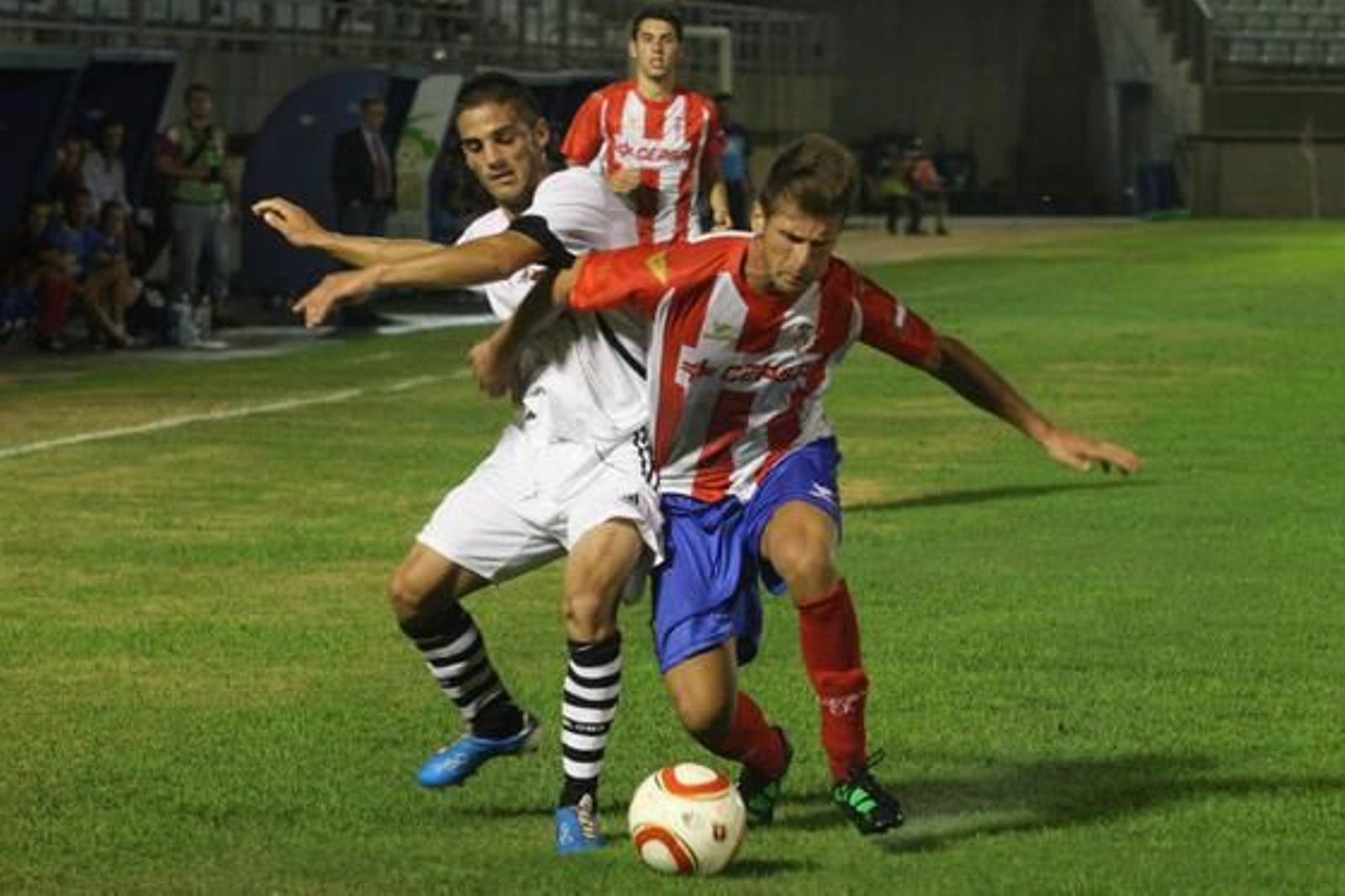 El Algeciras se hace con el trofeo Virgen de La Palma tras superar a la Balona en la tanda de penaltis./Fotos: Paco Guerrero

Foto: Paco Guerrero