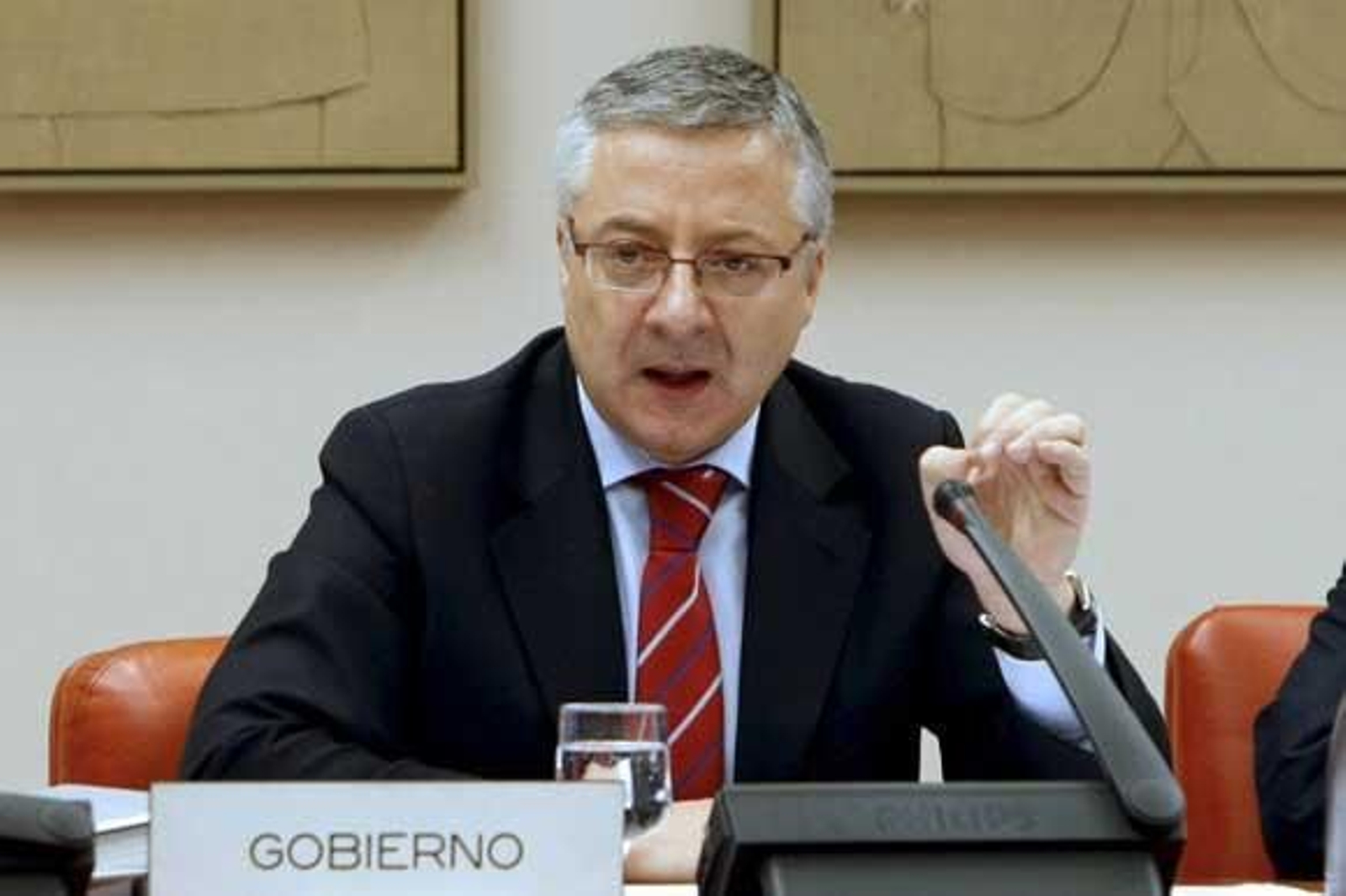 Blanco cree que los impuestos son "muy bajos" y plantea subirlos