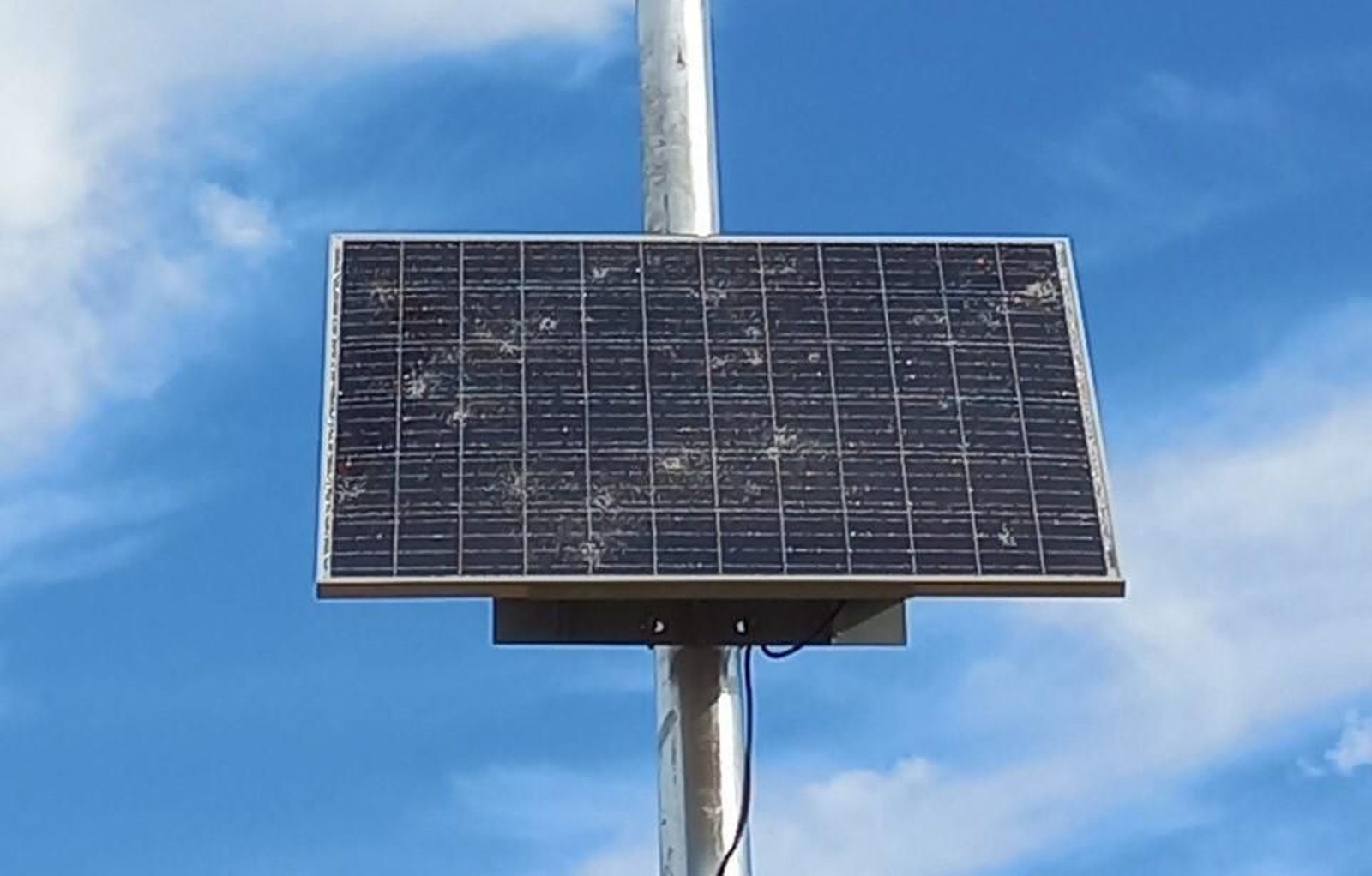 Uno de los paneles solares vandalizados.
