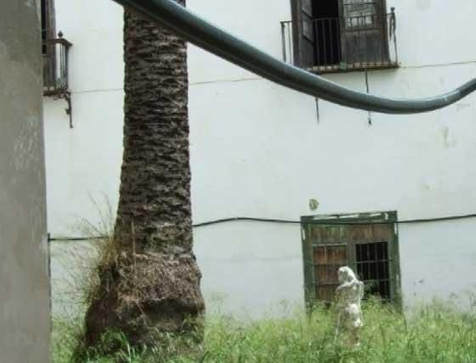 Imagen exterior, con una escultura en el centro.