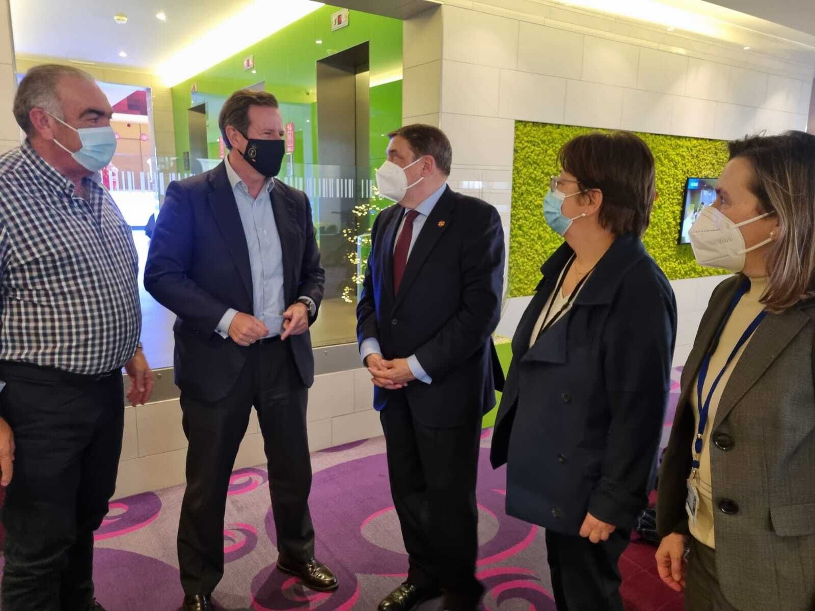 Javier Garat, de Cepesca, conversa con el ministro Luis Planas en Bruselas.