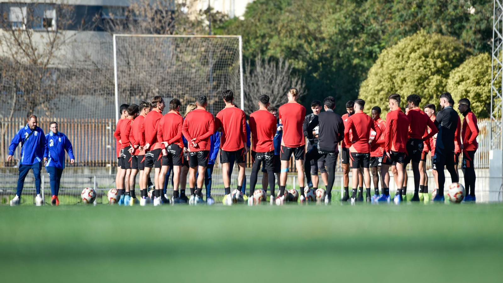 Checa ha conversaado con sus jugadores antes del entrenamiento de este viernes en La Granja.