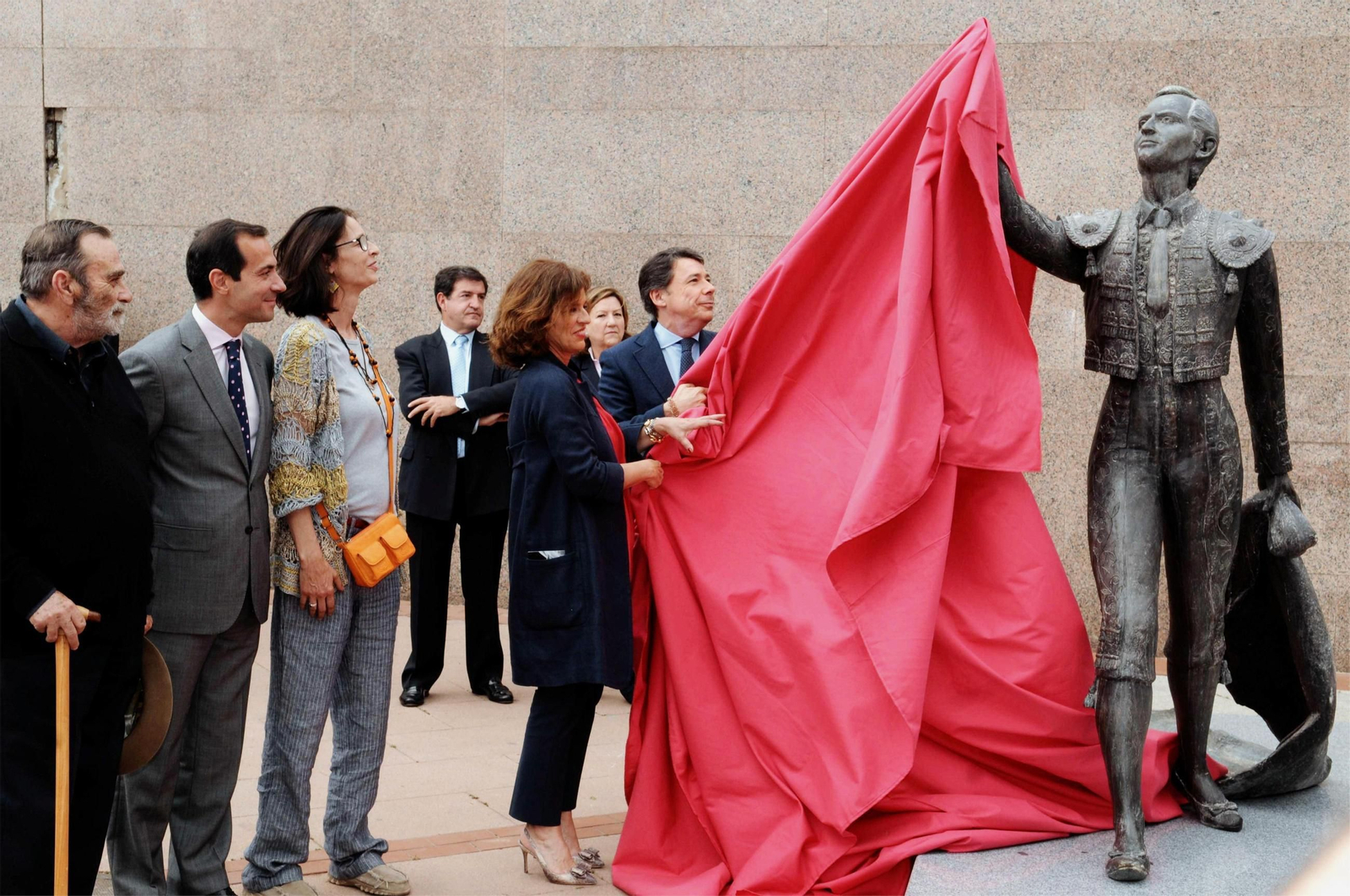Aymerich, primero por la izquierda en la inauguración de la escultura de Dominguin