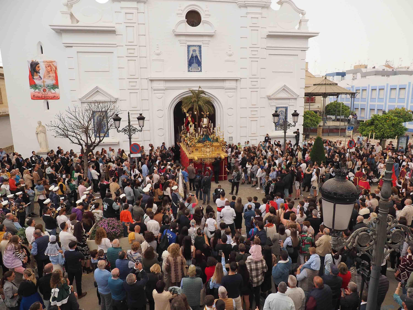Numerosos vecinos y visitantes disfrutan de La Mulita en Isla Cristina