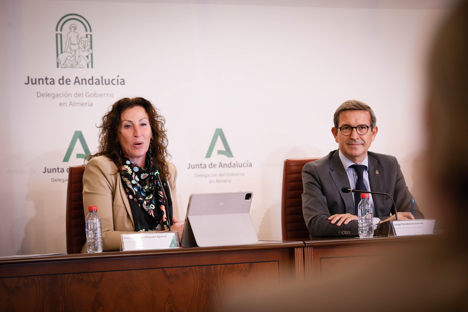 María Vázquez junto al consejero Jorge Paradela.