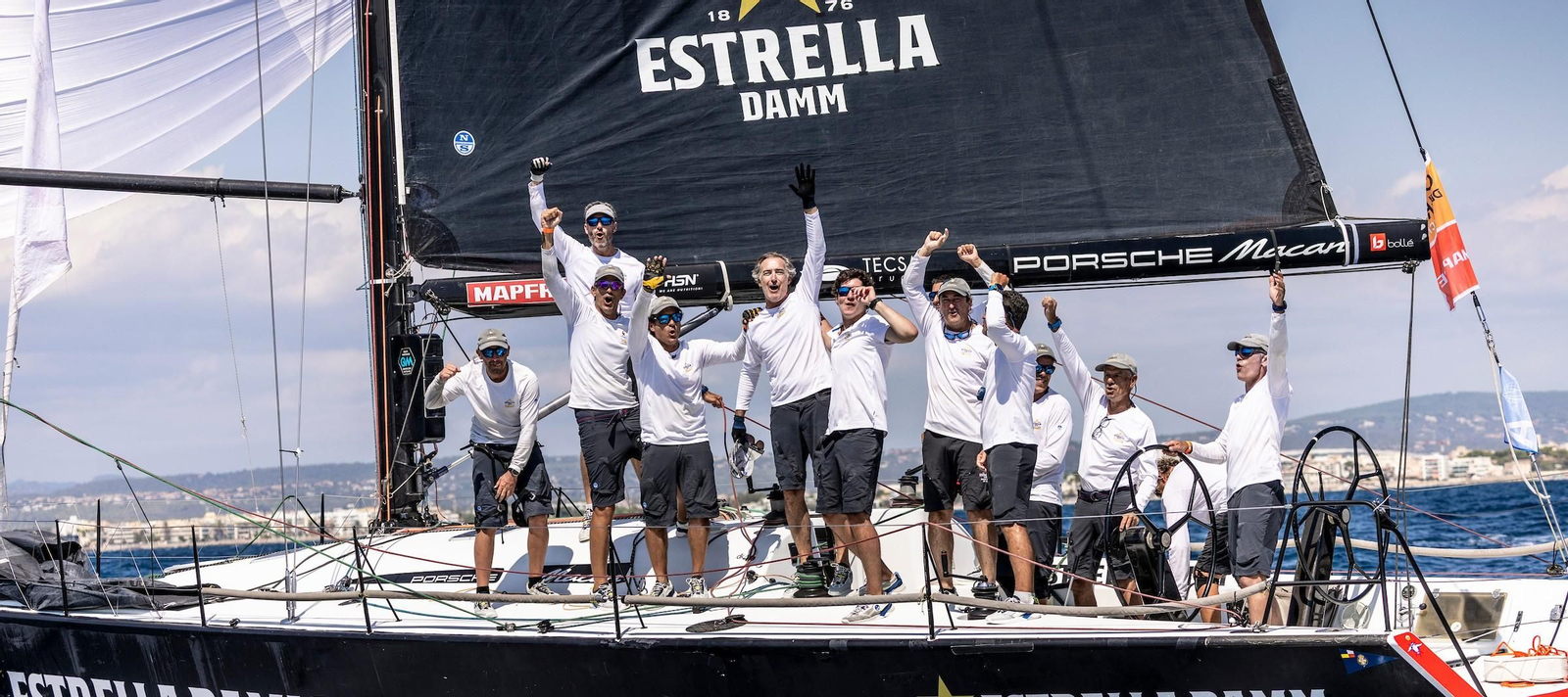 Los miembros del 'Estrella Damm' celebran su triunfo en ORC A.