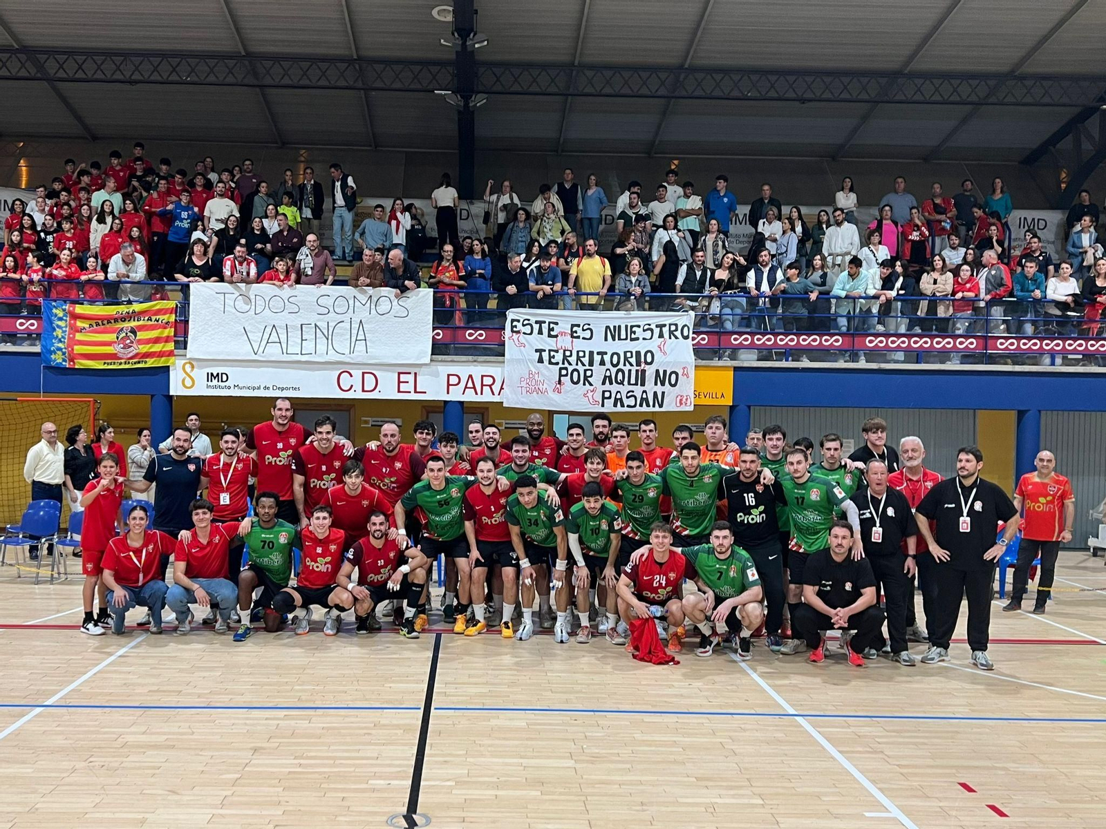 Una imagen de solidaridad con Valencia antes de comenzar el reciente encuentro contra el Fertiberia Puerto Sagunto.