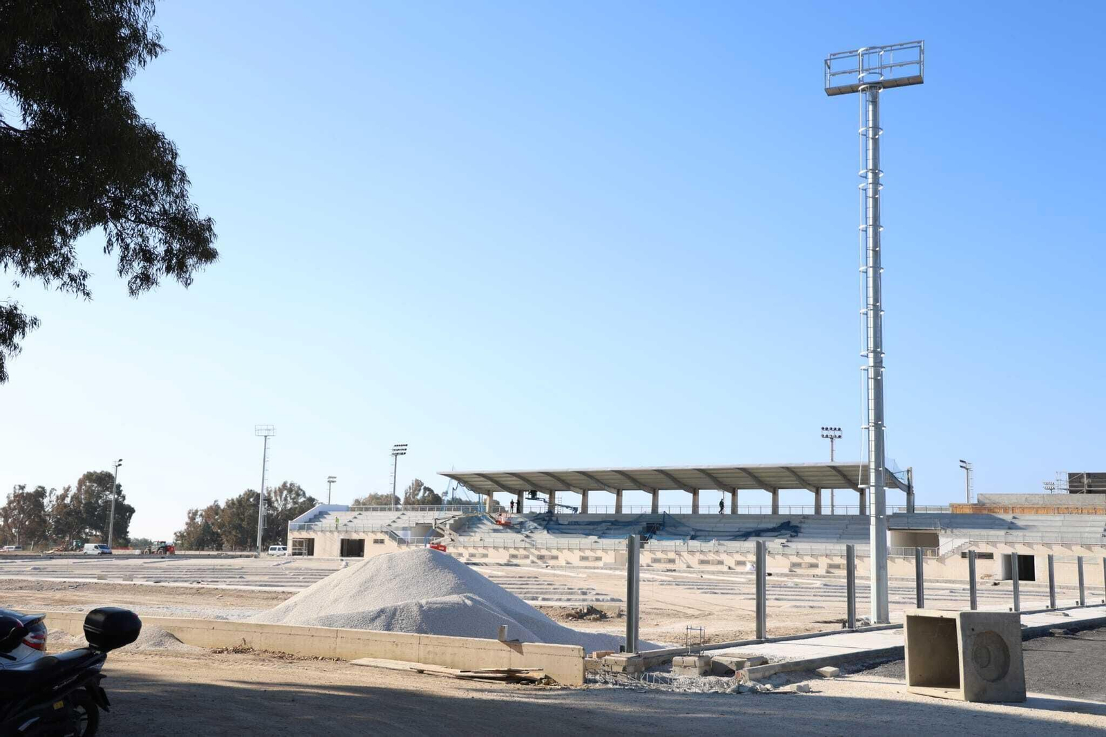 El campo de la ciudad deportiva de Arraijanal ya luce visera