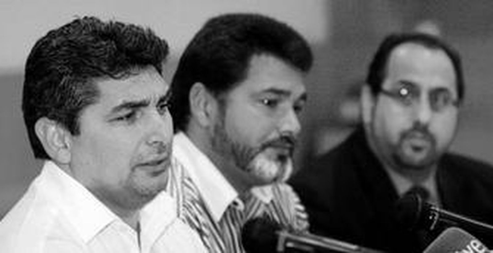 Juan José Cortés, en la rueda que ofreció ayer en Huelva. En segundo término, su hermano Diego.