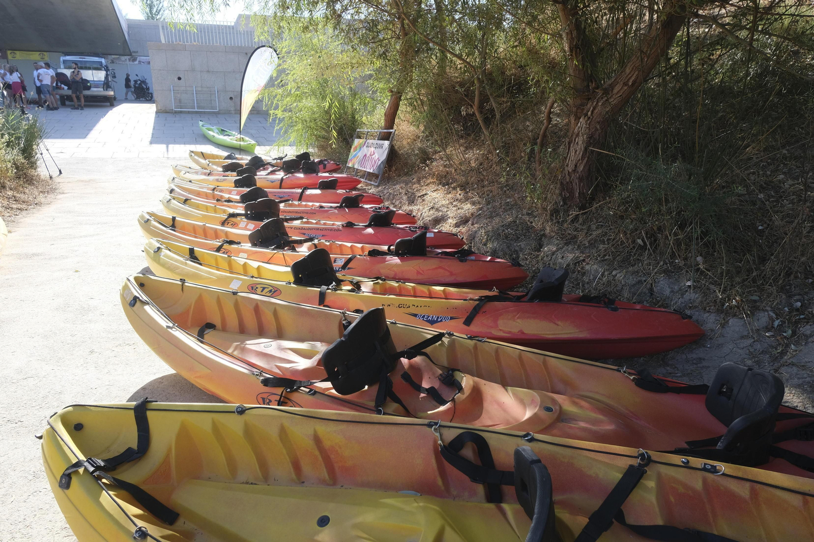 La ruta en kayak por el Guadalquivir de Córdoba se echa al agua, en imágenes