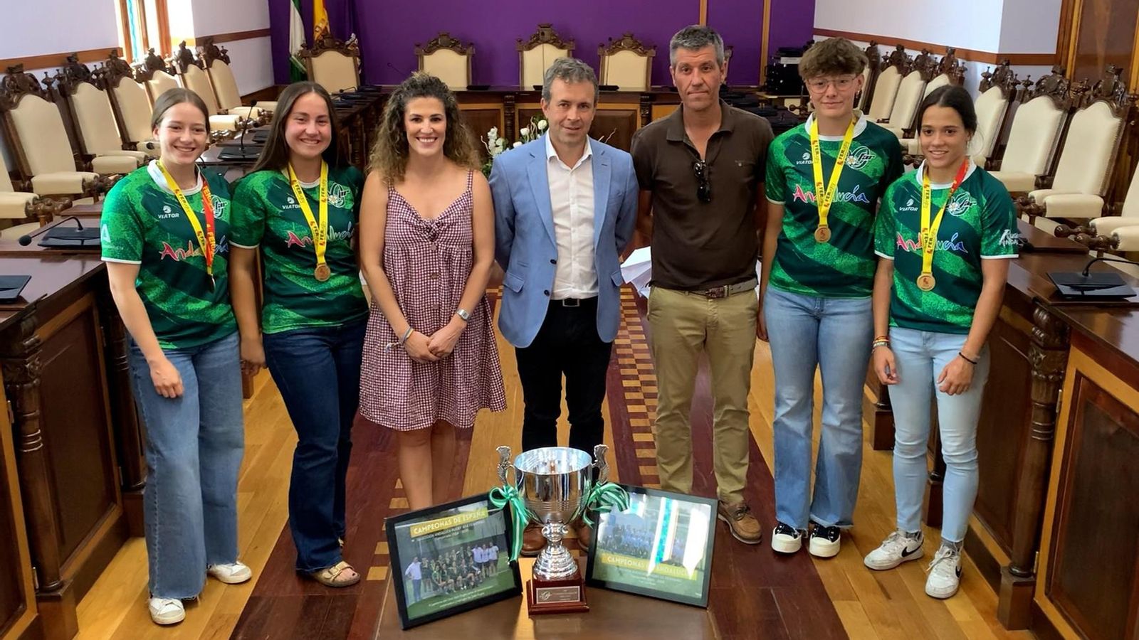 Autoridades, junto a las jugadoras del equipo jiennense, campeonas de España M18 de Seven con Andalucía.