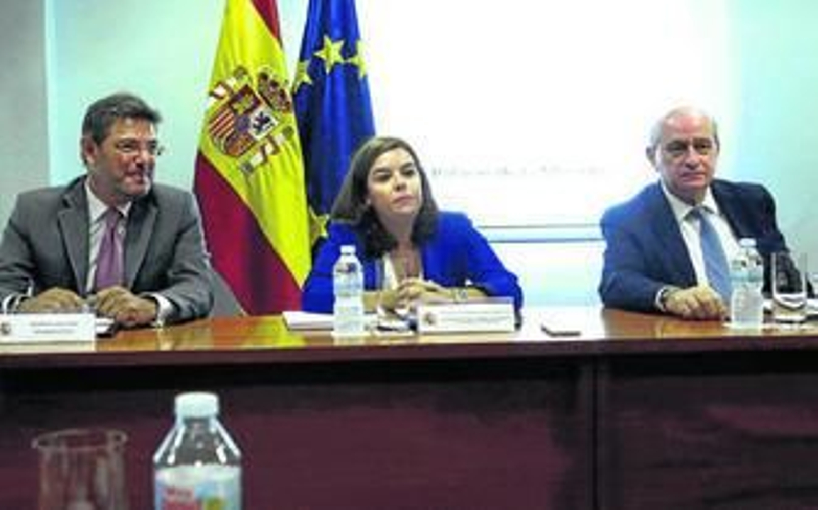 Soraya Sáenz de Santamaría preside ayer la primera reunión de la comisión interministerial creada para gestionar la crisis de los refugiados.