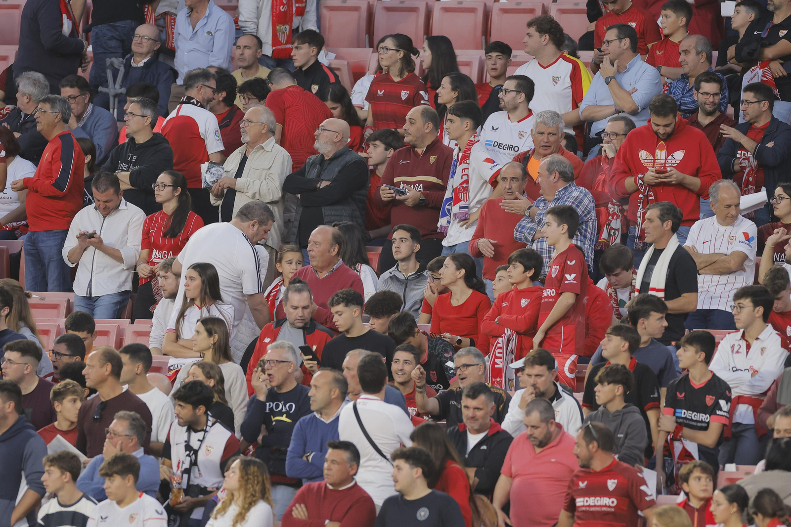 Búscate en las fotos del Sevilla-Betis