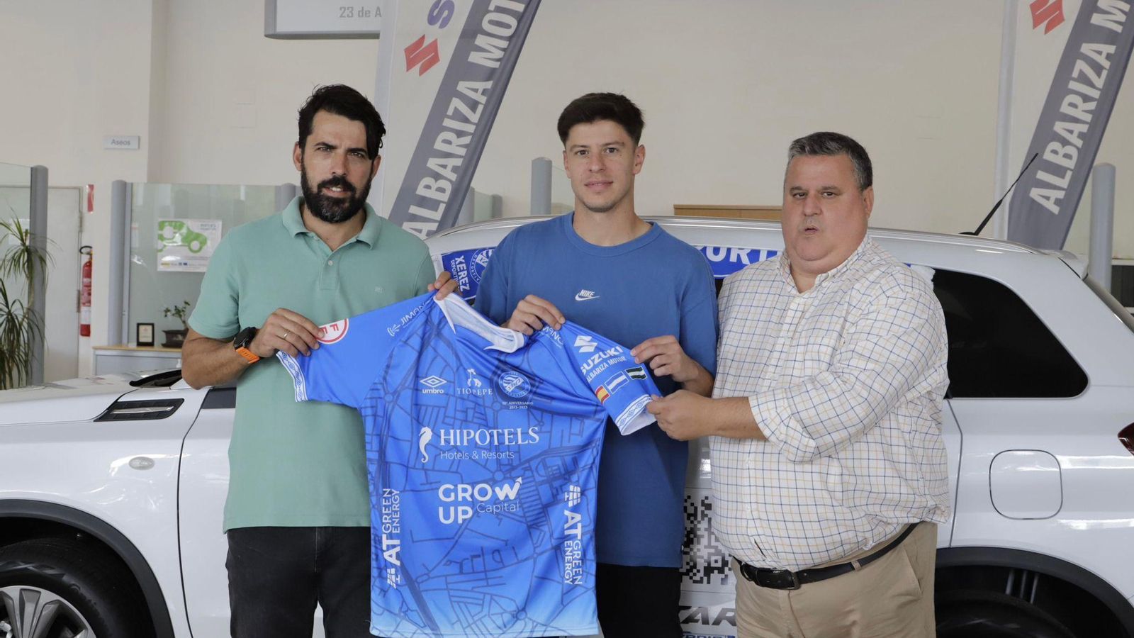Edu Espada, Teté y Juan Franco, durante la presentación del nuevo futbolista azulino. Edu Espada, Teté y Juan Franco, durante la presentación del nuevo futbolista azulino.