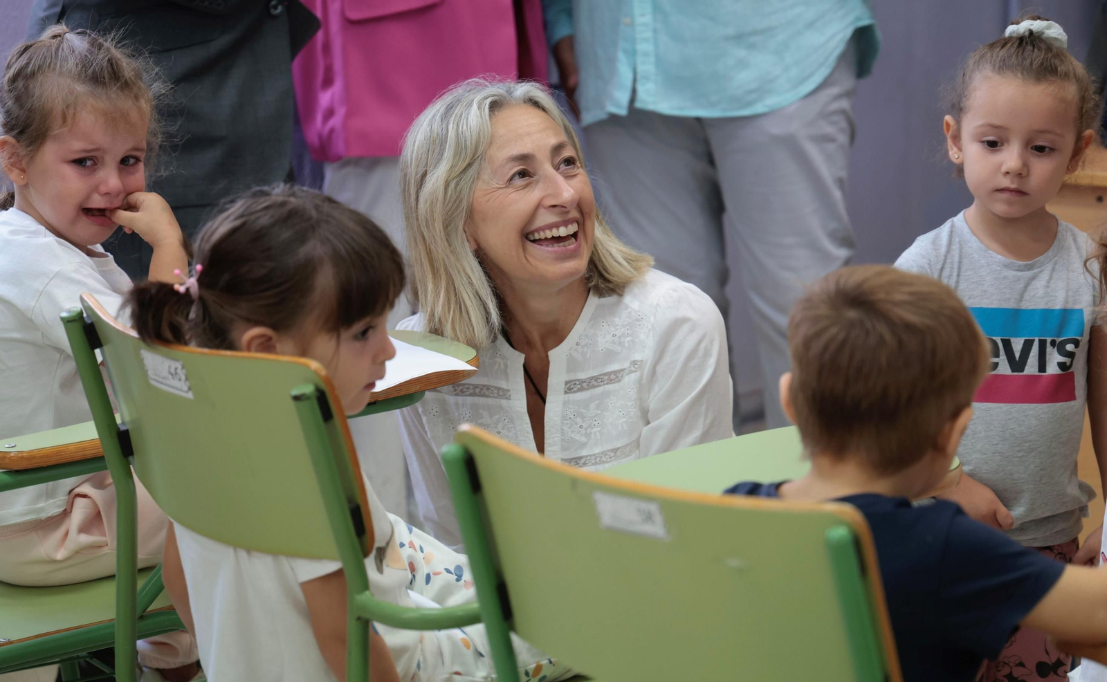La consejera de Salud, Rocío Hernández, en el inicio de la campaña de vacunación contra la gripe en el CEIP Pablo Picasso de Sevilla.