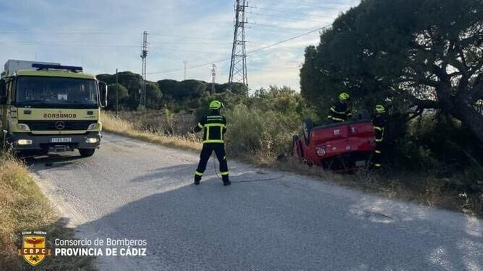Los bomberos intervinieron en el lugar del accidente. Los bomberos intervinieron en el lugar del accidente.