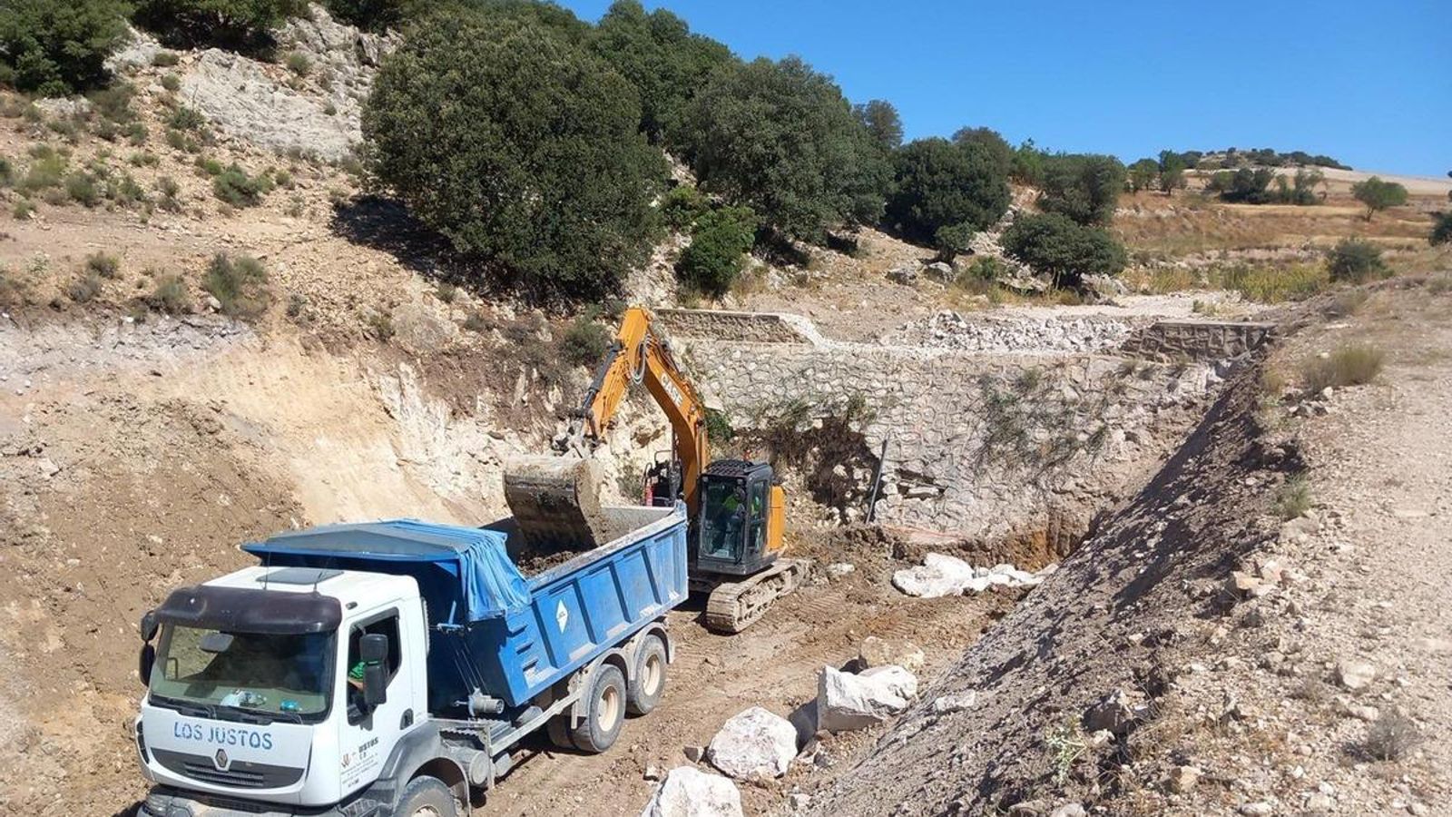 Cuatro de los diques se están reconstruyendo por completo dado su estado de erosión.